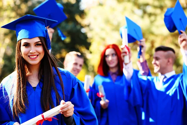 Estudiantes Graduados Sombreros Batas Graduación Aire Libre — Foto de Stock