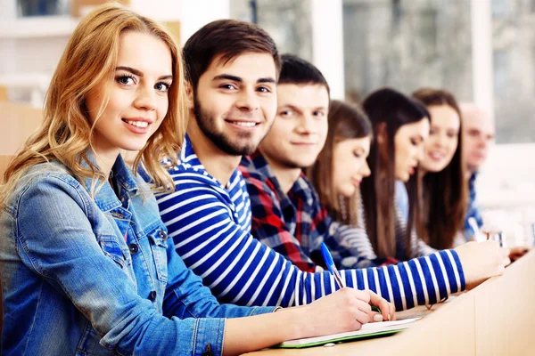 Étudiants assis en classe — Photo