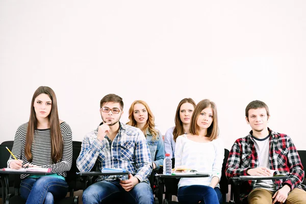 Studenten in de klas zit — Stockfoto