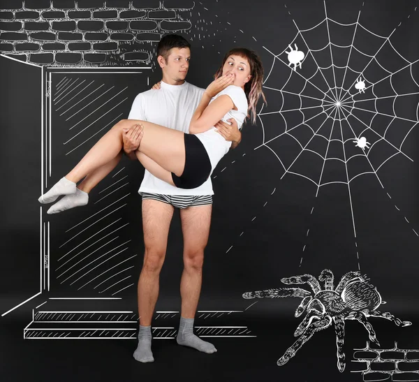 Ungt par skrämt en stor spindel — Stockfoto