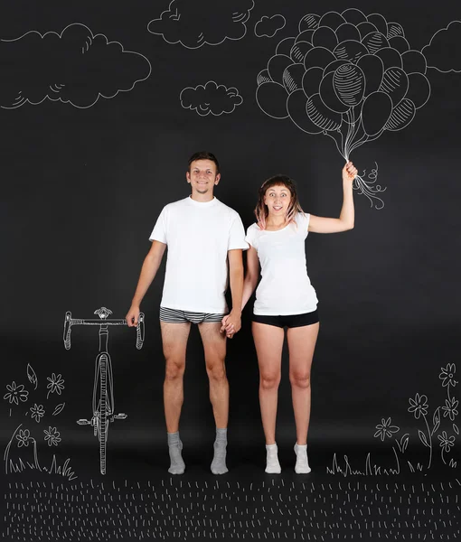 Ungt par med ballonger och cykel — Stockfoto