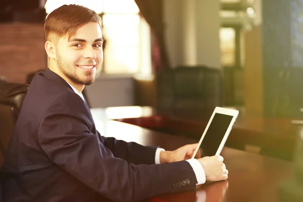 Hombre de negocios trabajando con la tableta —  Fotos de Stock