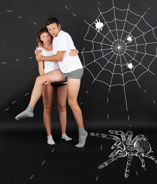 对年轻的夫妇吓得一只大蜘蛛 — 图库照片