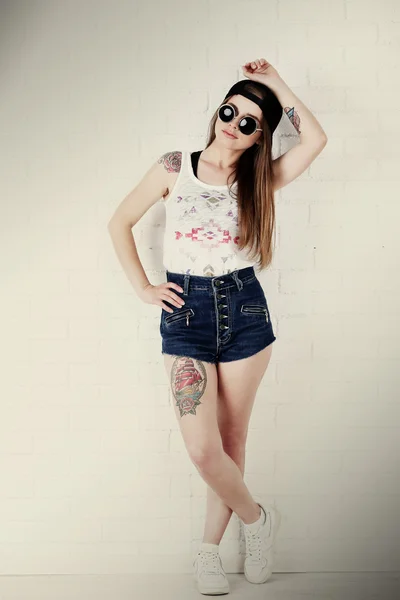 Chica con cuerpo tatuado — Foto de Stock