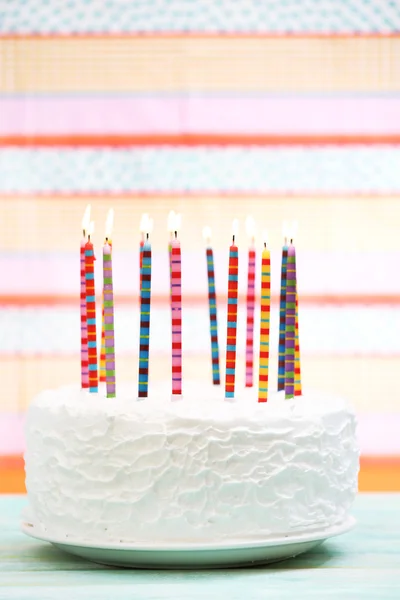 Bolo de aniversário com velas — Fotografia de Stock