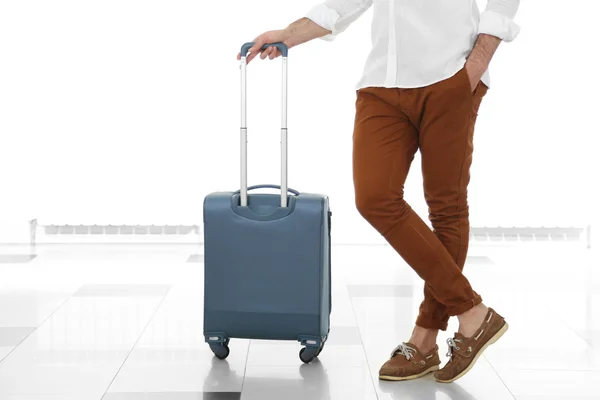 Man holding suitcase — Stock Photo, Image