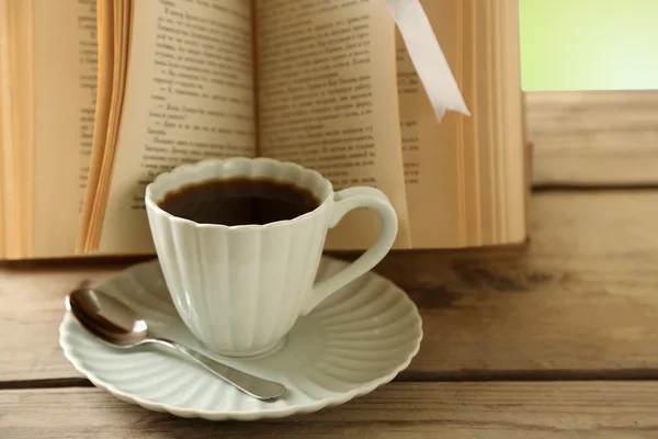 Nature morte avec tasse de café et livre — Photo