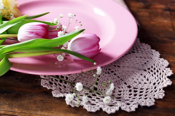 Tableware with flowers on table — Stock Photo, Image