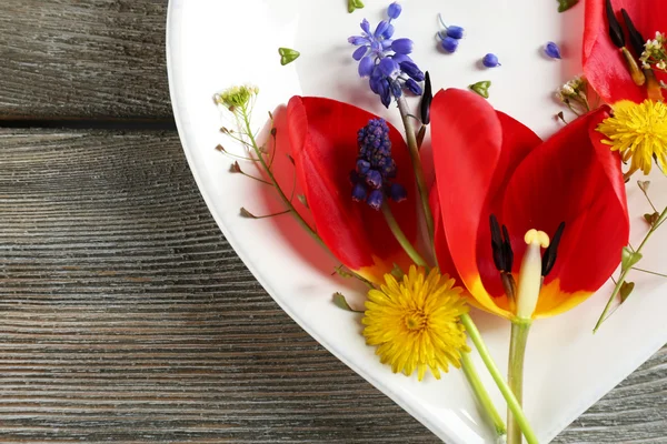 Посуд з квітами на столі — стокове фото