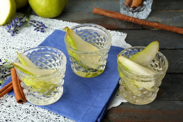 PEAR SAP met vers fruit op tafel close-up — Stockfoto