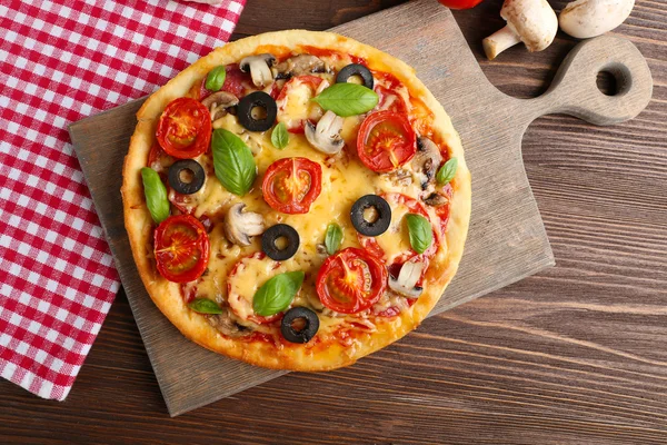 Leckere Pizza mit Gemüse und Basilikum auf dem Tisch aus nächster Nähe — Stockfoto