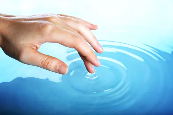 Le doigt touche l'eau — Photo