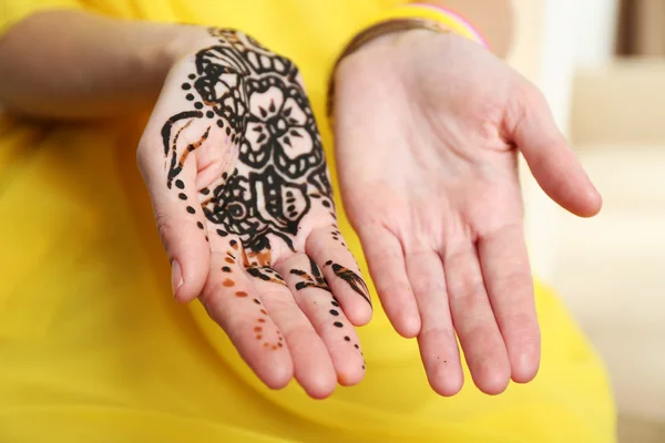 Imagem de henna em mãos femininas — Fotografia de Stock