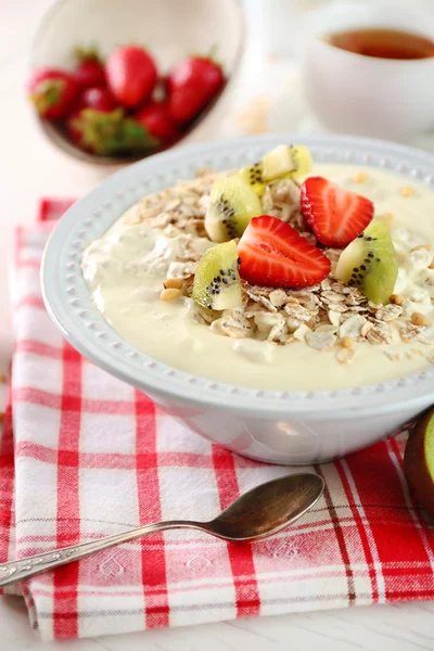 Desayuno saludable con avena casera, primer plano — Foto de Stock