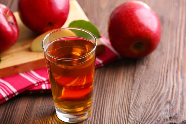苹果汁和水果在桌子上的玻璃关闭 — 图库照片