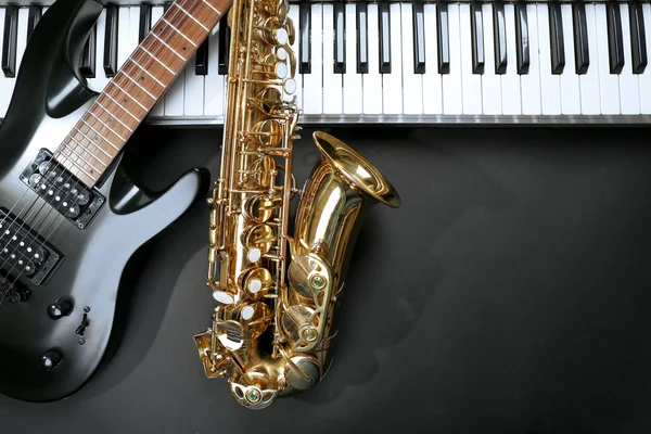 Instrumentos musicais em segundo plano — Fotografia de Stock