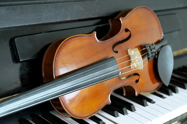 Violino sui tasti del pianoforte — Foto Stock