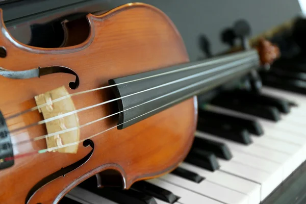 Geige auf Klaviertasten — Stockfoto