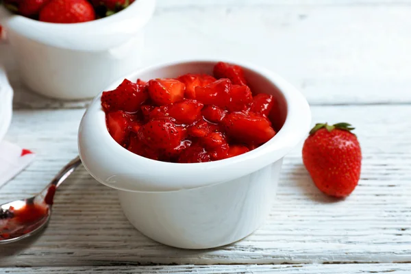 나무 테이블, 근접 촬영에 접시에 신선한 딸기 — 스톡 사진