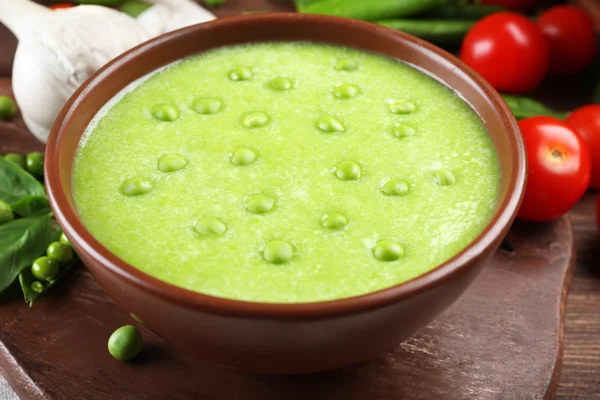 Soupe de pois et légumes savoureux sur la table close up — Photo