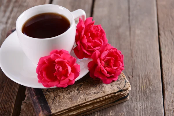 Růže a šálek kávy — Stock fotografie