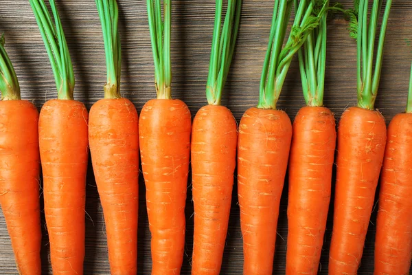 Carottes bio fraîches sur table en bois, gros plan — Photo