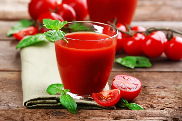 Copo de suco de tomate na mesa de madeira, close-up — Fotografia de Stock