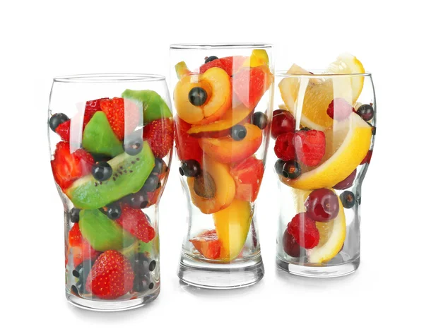 Verres de baies et fruits isolés sur blanc — Photo