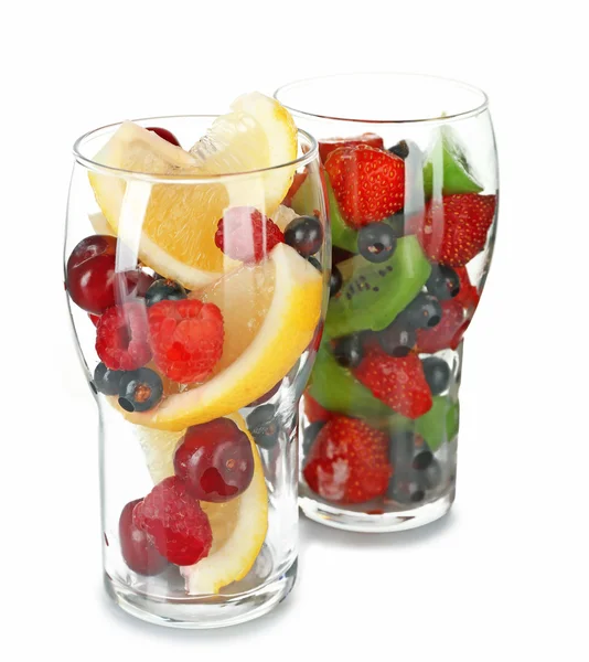 Verres de baies et fruits isolés sur blanc — Photo