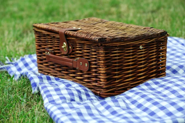 Wicker picnic basket — Stock Photo, Image