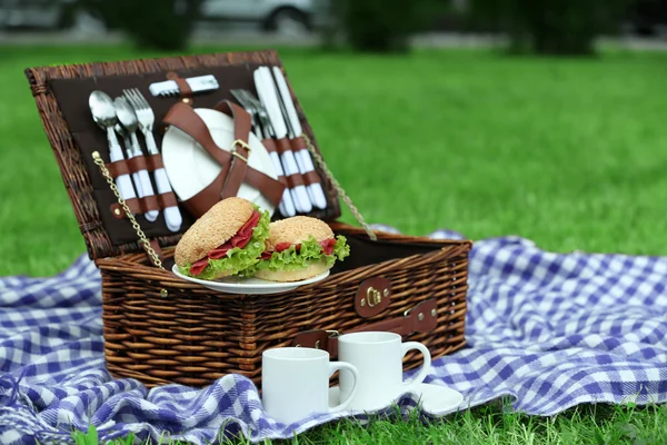 Wicker picnic basket — Stock Photo, Image