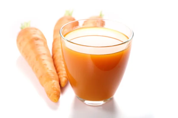 Glass of carrot juice with vegetable slices with vegetables isolated on white — Stock Photo, Image