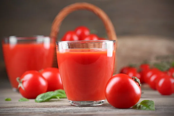 Los vasos del jugo de tomate con hortalizas sobre la mesa de madera se acercan —  Fotos de Stock