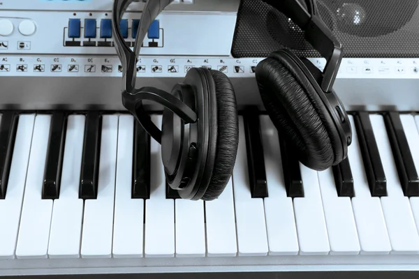 Headphones on synthesizer close up — Stock Photo, Image