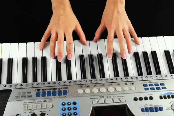 Mulher tocando sintetizador — Fotografia de Stock