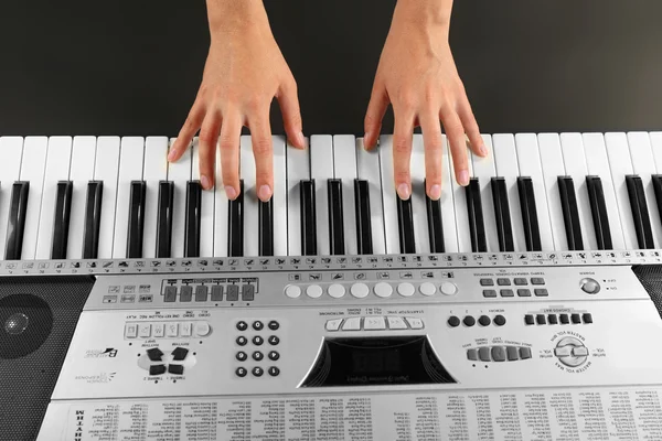 Kvinna spelar synthesizer — Stockfoto