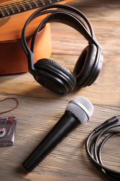 Guitarra clásica y auriculares —  Fotos de Stock