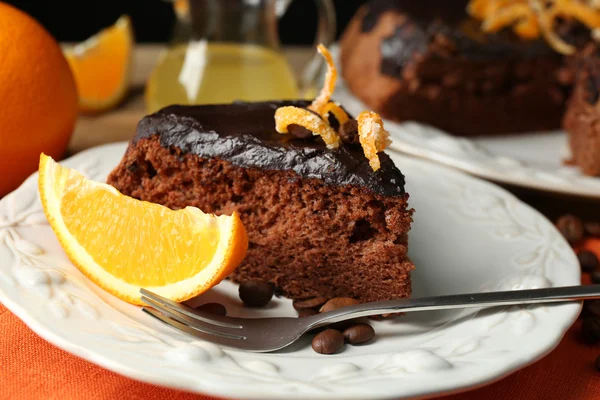 チョコレート艶出しとプレート、木製の背景のオレンジ ケーキ — ストック写真