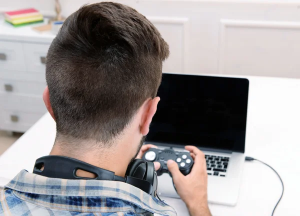 Homme jouant à des jeux informatiques — Photo