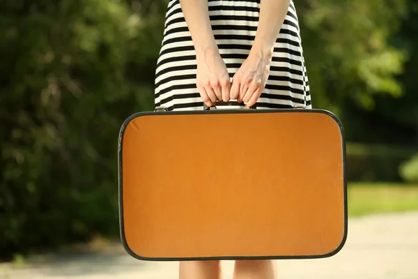 Mujer joven con maleta vintage — Foto de Stock