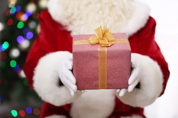 Santa anläggning gåva — Stockfoto
