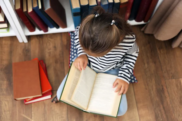 Красива маленька дівчинка з книгами — стокове фото