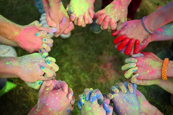 Mâinile tinerilor cu coloranți indieni — Fotografie, imagine de stoc