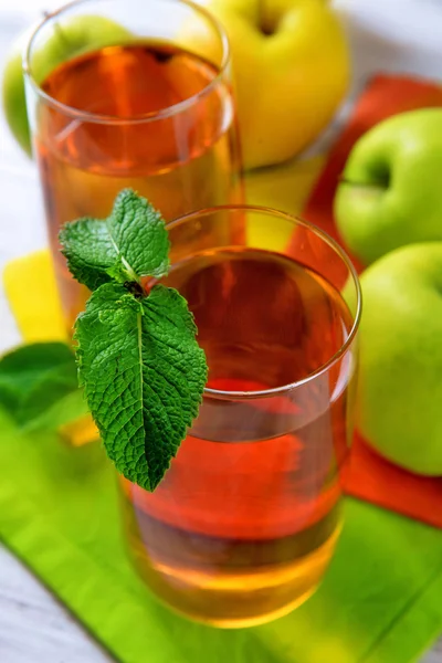 Glazen appelsap met fruit en verse munt op tafel close-up — Stockfoto
