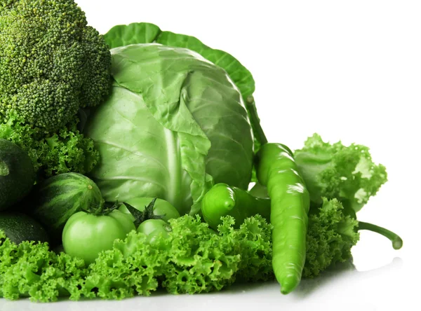 Tas de légumes verts isolés sur blanc — Photo