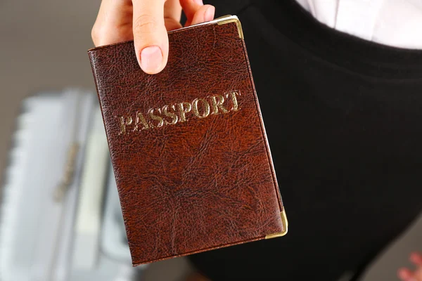 Mulher segurando passaporte de perto — Fotografia de Stock