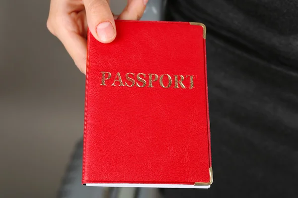 Donna in possesso di passaporto da vicino — Foto Stock