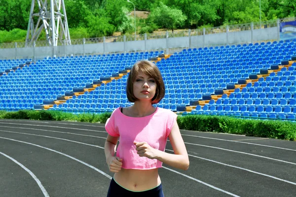 Joven mujer corriendo — Foto de Stock