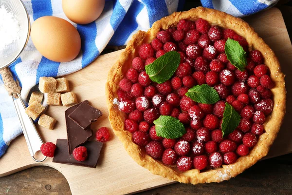 Tarte aux framboises fraîches, sur fond de bois — Photo