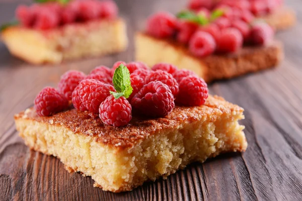 Tarte fraîche à la framboise sur table en bois, gros plan — Photo